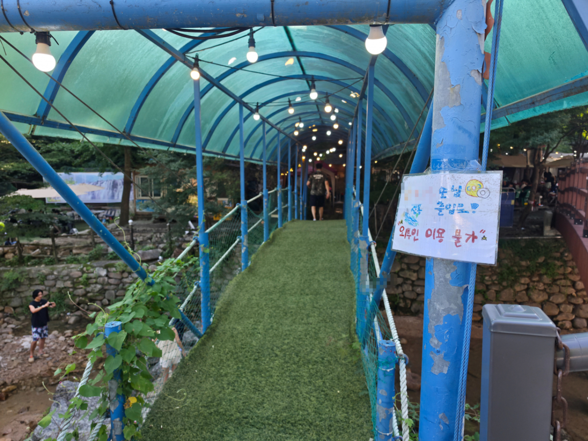 지난 2일 서울 강북구 우이동 인수천 일대. 계곡으로 내려가는 통로가 사실상 해당 식당을 통해서만 연결돼 있지만, 입구에는 '○○식당 손님 전용 출입로' 안내문이 설치돼 있다. /사진=김승한 기자