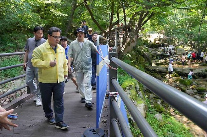 지난 2 정창수 강북구청장이 우이동 계곡 일대를 찾아 현장을 점검하고 있다./사진제공=서울 강북구