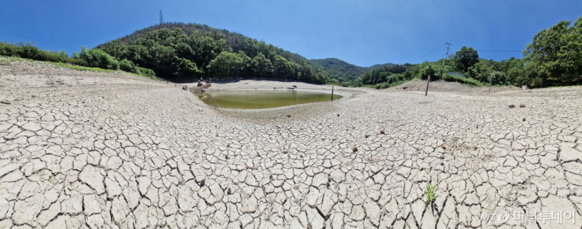 지난달 30일 밀양시 무안면 백안저수지 바닥이 메마른 채 갈라져 있다. 한국농어촌공사 농촌용수종합정보시스템에 따르면 이날 기준 백안저수지의 저수율은 1.1%에 불과했다. /사진=뉴스1