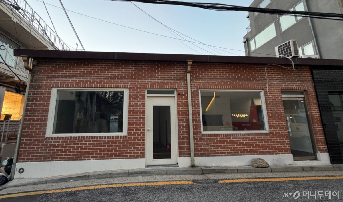 지난달 30일 서울 종로구 서촌의 한 건물 모습. 한강 작가의 서점 '책방오늘'이 자리했던 공간이 비어 있다./사진=이현수 기자.