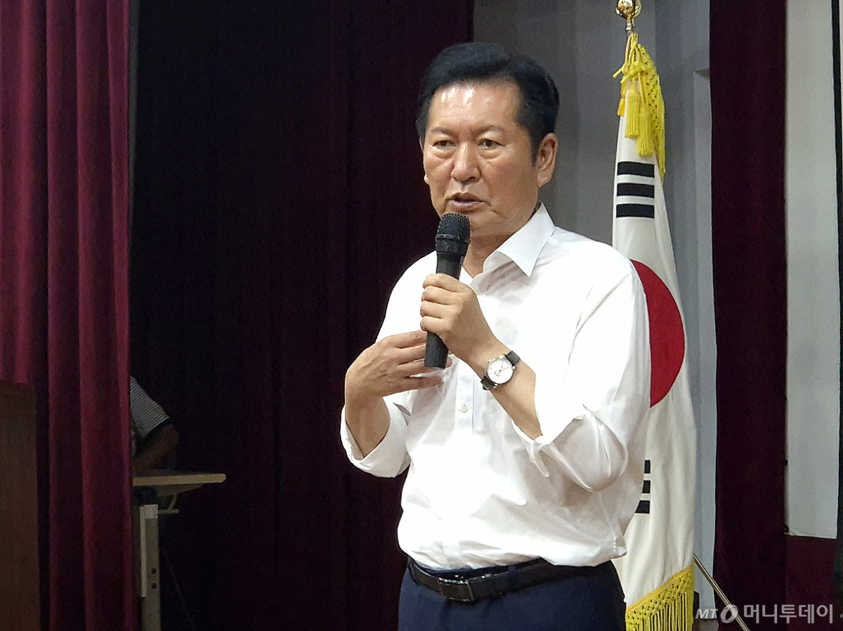 (강릉=뉴스1) 윤왕근 기자 = 정청래 더불어민주당 대표 후보가 3일 오전 강릉문화원에서 열린 강릉 당원 토크콘서트에서 당원들과 대화하고 있다. 2026.8.3/뉴스1 Copyright © 뉴스1. All rights reserved. 무단 전재 및 재배포, AI학습 이용 금지. /사진=(강릉=뉴스1) 윤왕근 기자