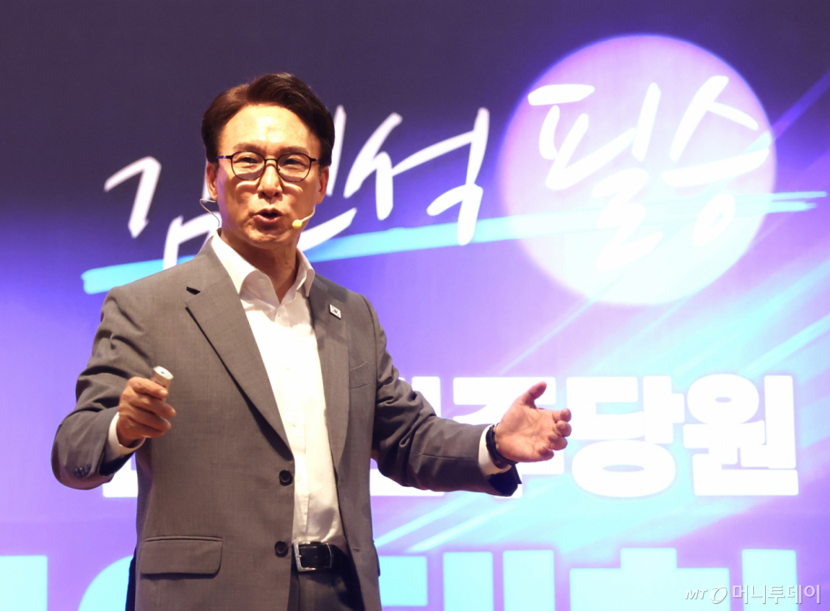 (전주=뉴스1) 유경석 기자 = 김민석 더불어민주당 당대표 후보가 3일 전북 전주시 전주대학교 학생회관에서 열린 전북 당원 집중 토크콘서트에서 발언을 하고 있다. 2026.8.3/뉴스1 Copyright © 뉴스1. All rights reserved. 무단 전재 및 재배포, AI학습 이용 금지. /사진=(전주=뉴스1) 유경석 기자