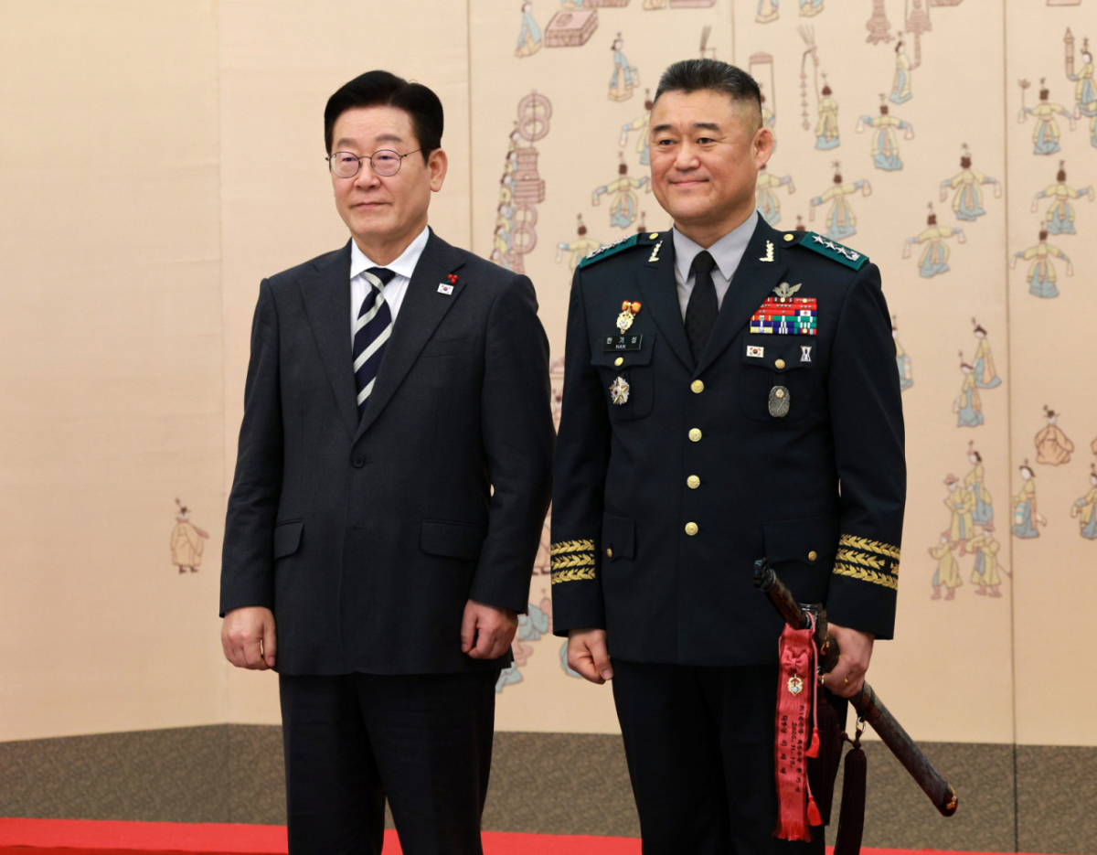 (서울=뉴스1) 허경 기자 = 이재명 대통령이 16일 청와대 본관에서 열린 3성 장군 진급·보직 신고 및 수치 수여식에서 한기성 제1군단장과 기념촬영을 하고 있다. 2026.1.16/뉴스1 Copyright © 뉴스1. All rights reserved. 무단 전재 및 재배포, AI학습 이용 금지. /사진=(서울=뉴스1) 허경 기자
