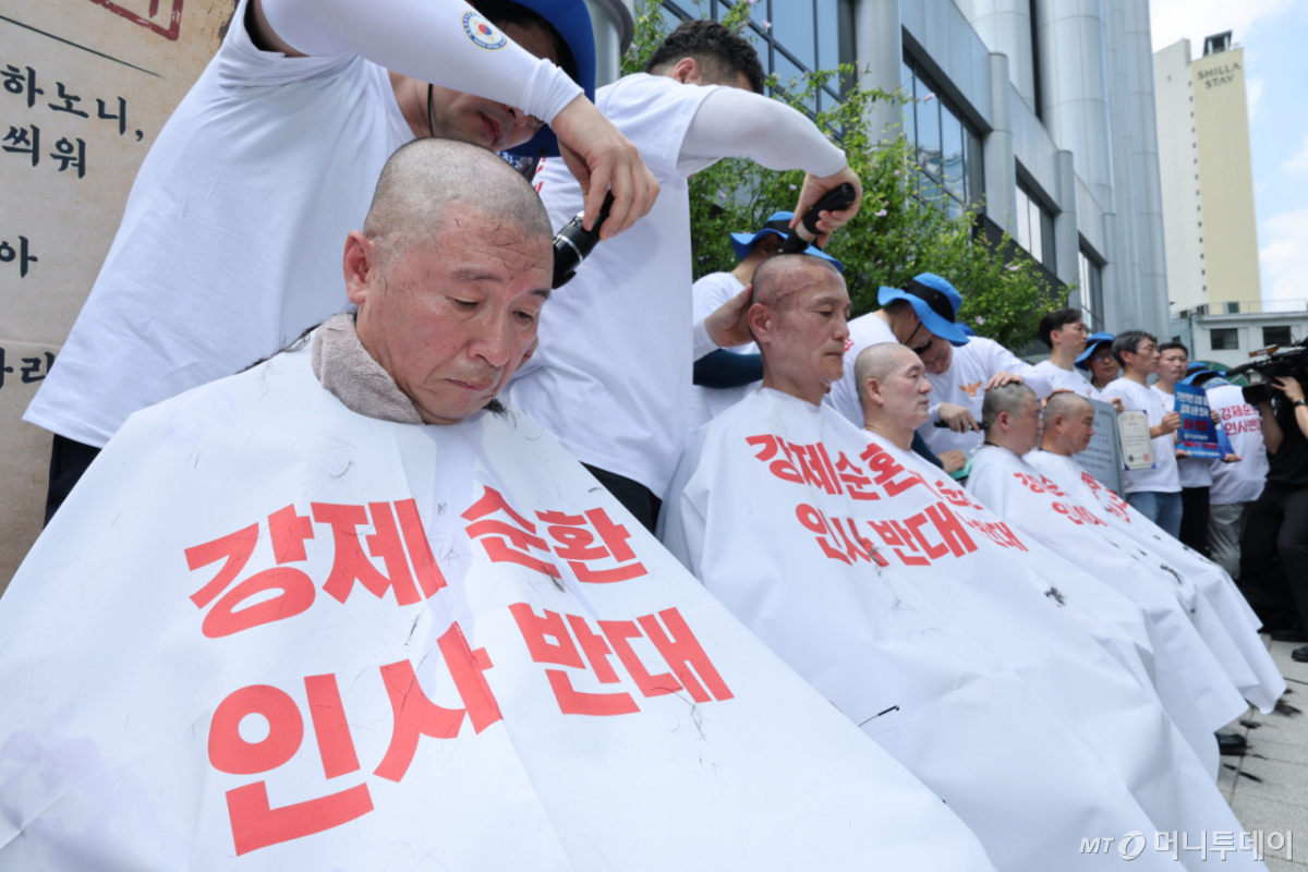 (서울=뉴스1) 안은나 기자 = 전국경찰직장협의회 소속 경찰들이 3일 오후 서울 서대문구 경찰청 앞에서 열린 ‘경찰 순환인사 확대·감찰 인력 증원 정책 폐기 촉구 집회 및 삭발투쟁’에서 삭발하고 있다. 2026.8.3/뉴스1 Copyright © 뉴스1. All rights reserved. 무단 전재 및 재배포, AI학습 이용 금지. /사진=(서울=뉴스1) 안은나 기자