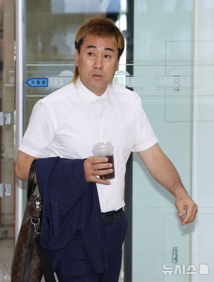 김병지 강원FC 대표이사가 지난 7월 30일 서울 여의도 국회에서 열린 문화체육관광위원회 전체회의 대한축구협회에 대한 청문회에 출석하기 위해 본관으로 들어서고 있다. /사진=뉴시스