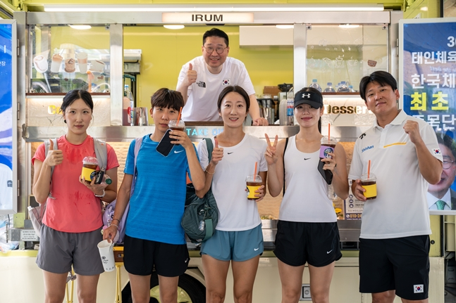 여자 육상 단거리 국가대표 안영훈, 김명지, 서지현, 김주하 선수, 김국영 지도자(좌측부터)와 이상현 단장. /사진=대한체육회