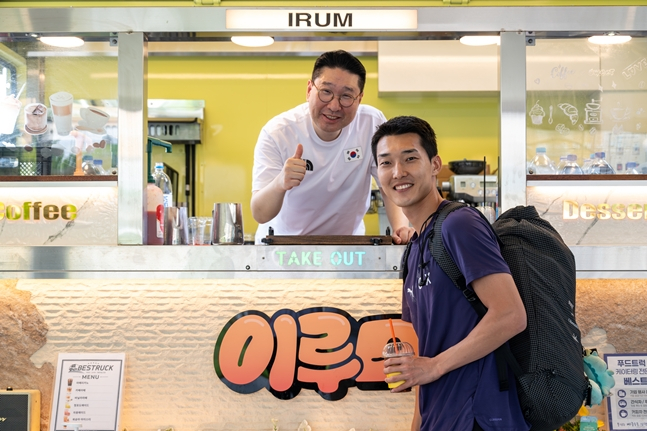 우상혁 선수에게 커피를 전해주는 이상현 단장. /사진=대한체육회