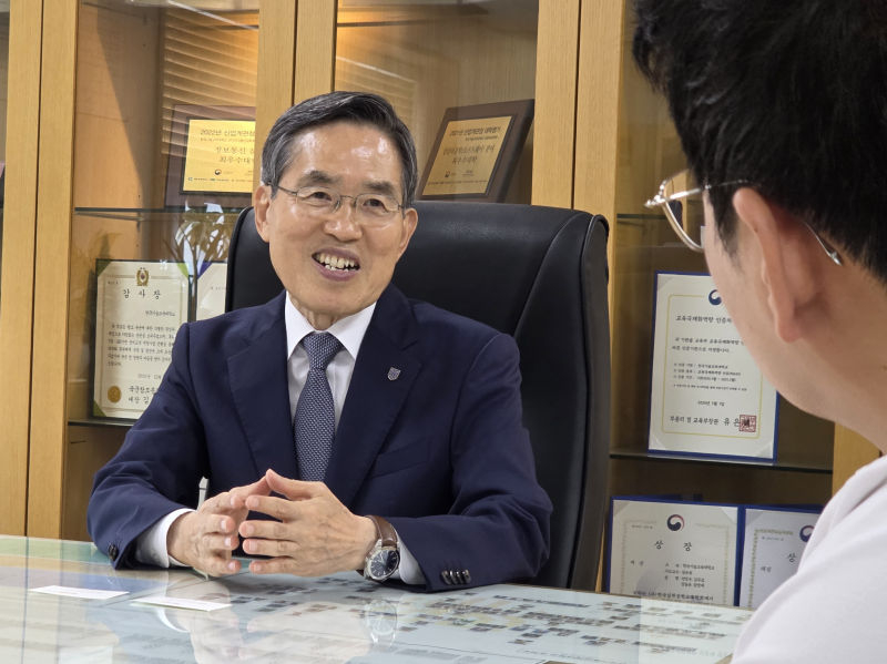 인터뷰를 하고 있는 유 총장./사진=이민호기자