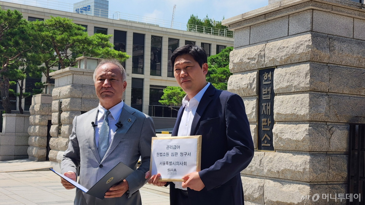 황규석(왼쪽) 서울시의사회 회장과 환자 남주성씨(오른쪽)가 3일 서울 종로구 헌법재판소 정문 앞에서 기자회견을 열고, '관리급여 헌법소원 심판 청구서'를 제출하려는 배경에 대해 설명하고 있다. /사진=정심교 기자
