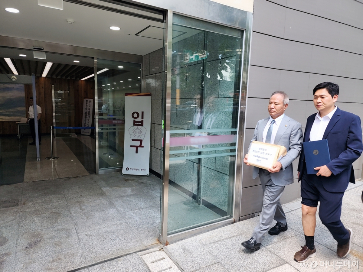 황규석(왼쪽) 서울시의사회 회장과 환자 남주성씨(오른쪽)가 '관리급여 헌법소원 심판 청구서'를 제출하기 위해 헌법재판소 민원실에 들어가고 있다. /사진=정심교 기자