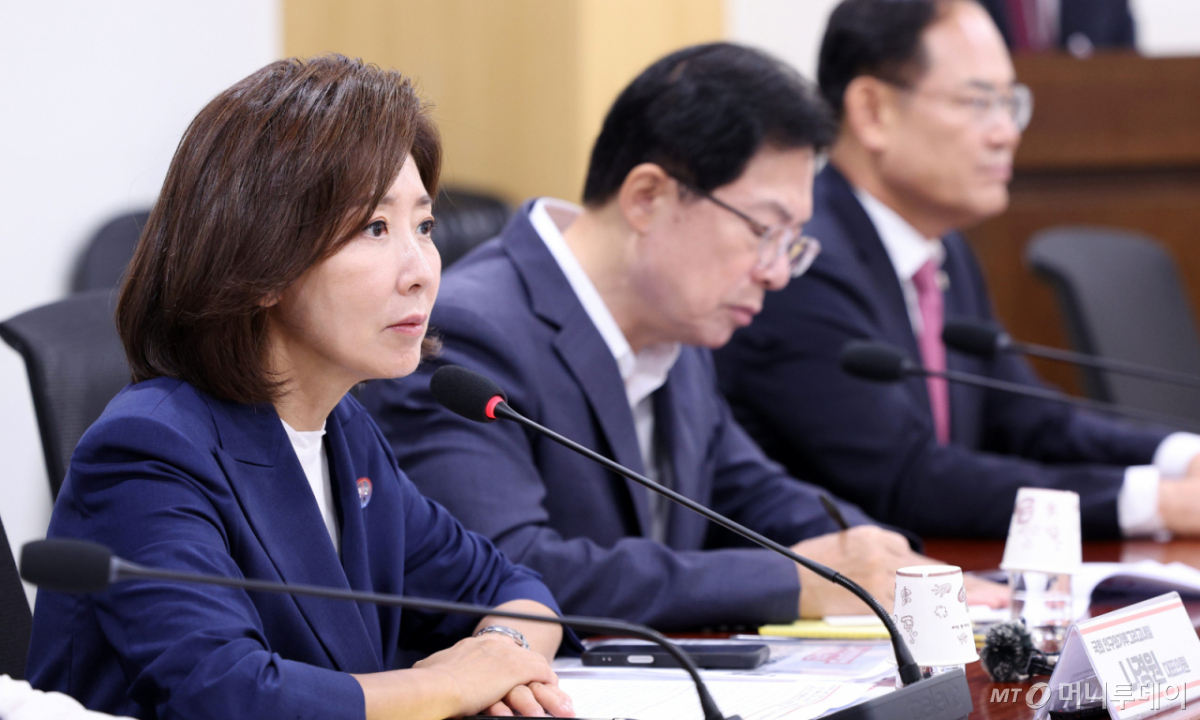 [서울=뉴시스] 고범준 기자 = 나경원 국민의힘 의원이 30일 서울 여의도 국회 의원회관에서 열린 노란봉투법 주52시간 규제 부작용과 국민 일자리 보호를 위한 노동 정책의 미래 토론회에서 발언하고 있다. 2026.07.30. bjko@newsis.com /사진=고범준
