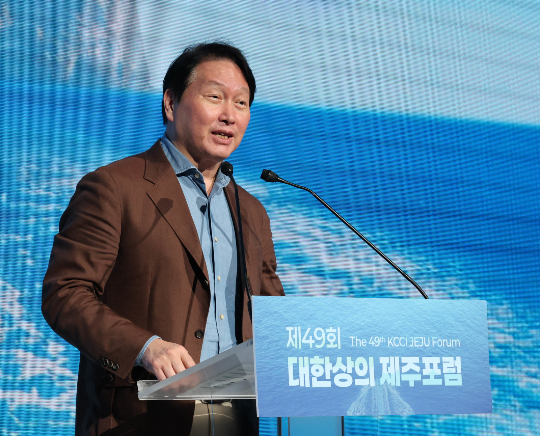 (서울=뉴스1) = 최태원 대한상공회의소 회장이 18일 제주 서귀포시 신라호텔에서 열린 ‘제49회 대한상의 제주포럼’에서 폐회사를 하고 있다. (대한상공회의소 제공. 재판매 및 DB 금지) 2026.7.18/뉴스1 Copyright © 뉴스1. All rights reserved. 무단 전재 및 재배포, AI학습 이용 금지. /사진=(서울=뉴스1)