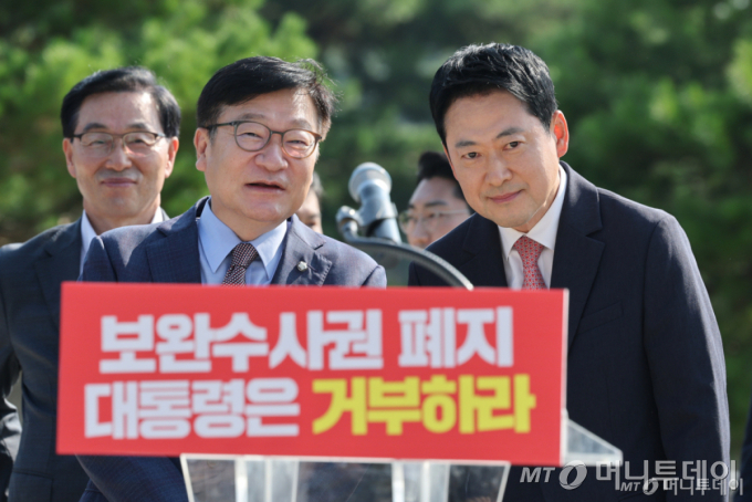 (서울=뉴스1) 안은나 기자 = 장동혁 국민의힘 대표가 3일 오전 서울 종로구 청와대 사랑채 분수대 앞에서 열린 '보완수사권 폐지 악법 거부권 촉구 현장 최고위원회의'에 참석하고 있다. 2026.8.3/뉴스1  Copyright © 뉴스1. All rights reserved. 무단 전재 및 재배포,  AI학습 이용 금지. /사진=(서울=뉴스1) 안은나 기자