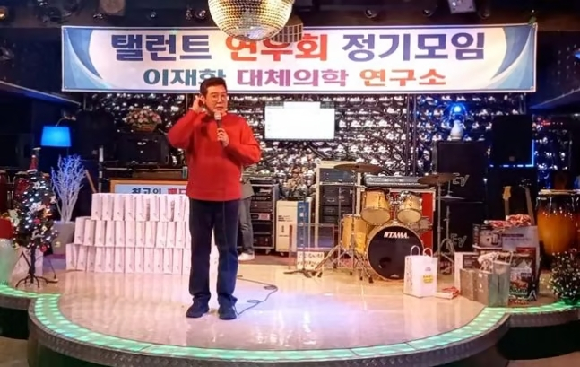 음주 운전 후 사체를 유기한 혐의로 연예계에서 퇴출된 방송인 조형기가 지난해 연말 밤무대에 섰던 사실이 뒤늦게 알려졌다. /사진=유튜브 채널 '스마일 공연단'