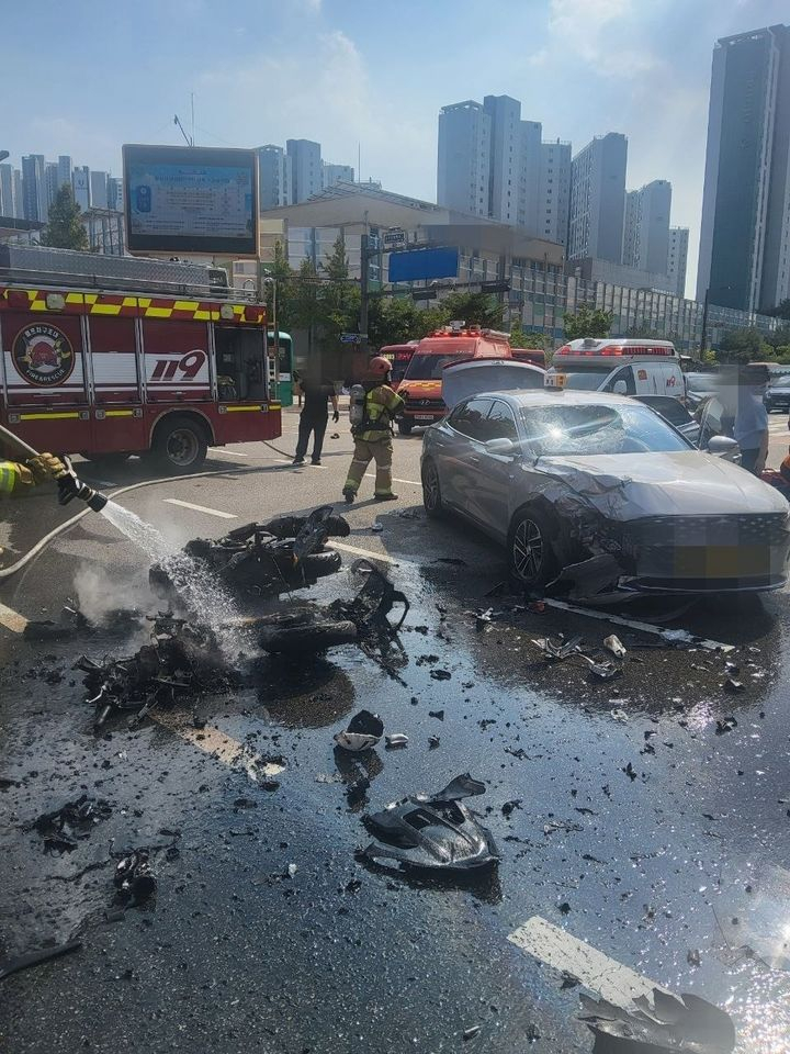 3일 오후 3시58분쯤 동탄구 영천동 치동중학교 앞 사거리에서 좌회전하던 택시와 직진하던 오토바이가 부딪치는 사고가 발생했다. /사진=뉴시스