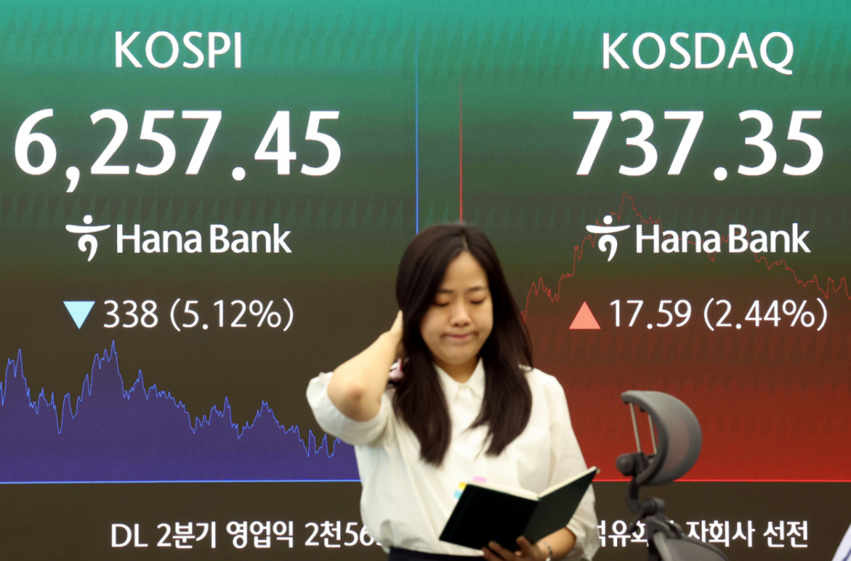코스피 지수가 전 거래일보다 5.12% 내린 6257.45에 장을 마감한 3일 오후 서울 중구 하나은행 본점 딜링룸에서 딜러가 업무를 보고 있다. 코스닥은 전 거래일보다 2.44% 오른 737.35, 삼성전자는 8.76% 내린 23만9500원, SK하이닉스는 8.79% 하락한 156만7000원에 거래를 마쳤다.