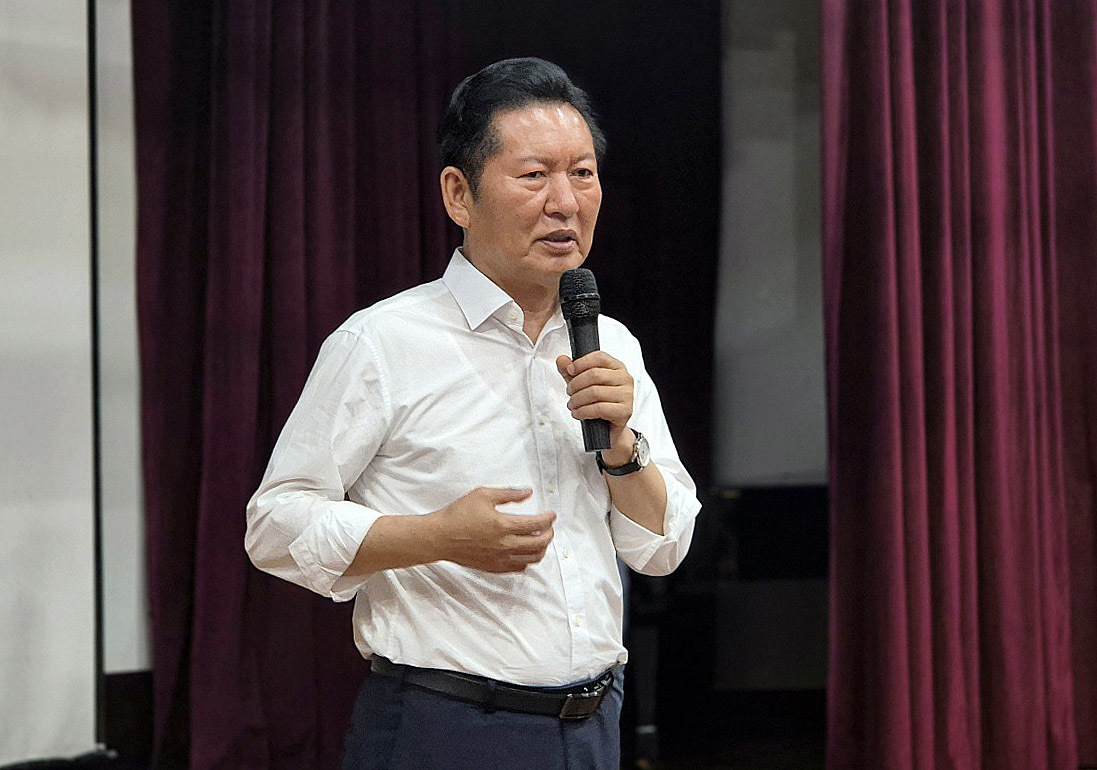 정청래 더불어민주당 대표 후보가 3일 강원 강릉문화원에서 열린 토크콘서트에서 당원들과 대화하고 있다. /강릉(강원)=뉴스1