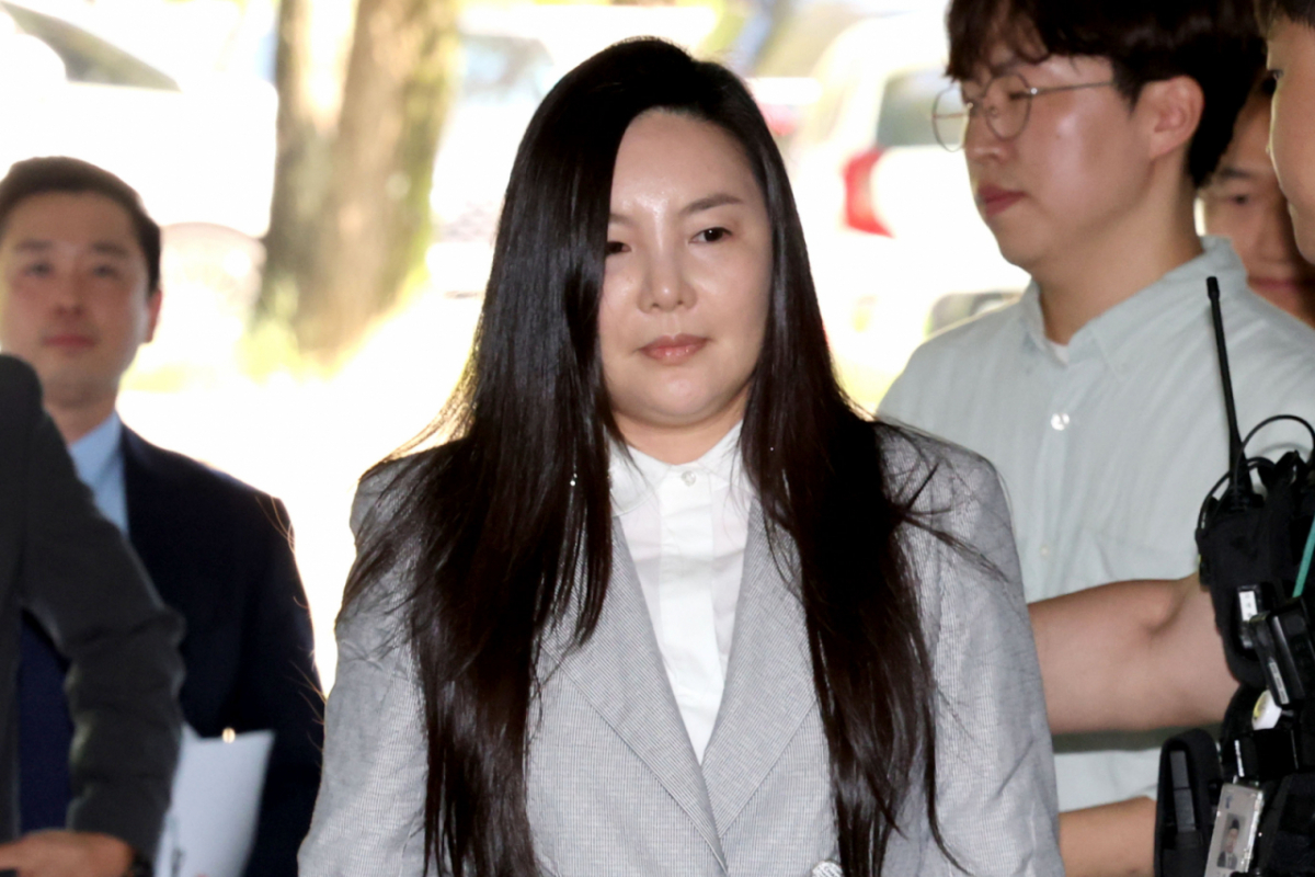 300억 원대 사기 혐의를 받는 연예기획사 원헌드레드 레이블 차가원 대표가 3일 오전 서울 서초구 서울중앙지방법원에서 열린 구속영장 실질심사에 출석하고 있다/사진=뉴스1
