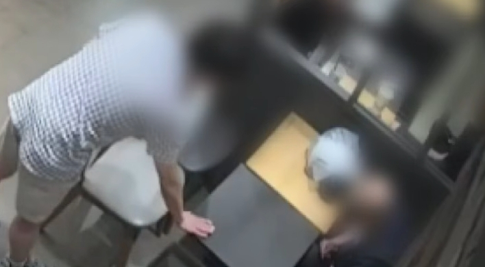 주문도 없이 카페에 들어와 졸고 있던 할머니가 담배까지 피워 점주의 제지를 받자 "귀신 쫓는 중"이라는 황당한 대답을 내놨다. /사진=JTBC '사건반장' 방송화면