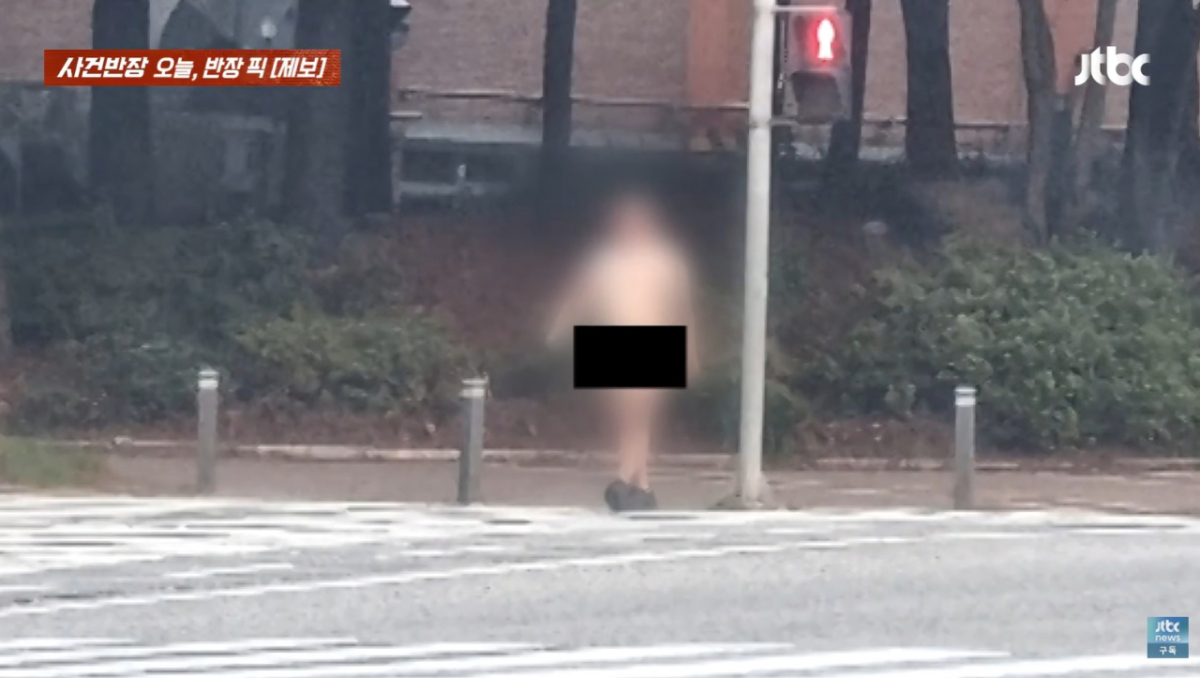대전에서 나체 상태로 도심을 활보하는 남성이 포착됐다. /사진=JTBC '사건반장' 방송화면 캡처