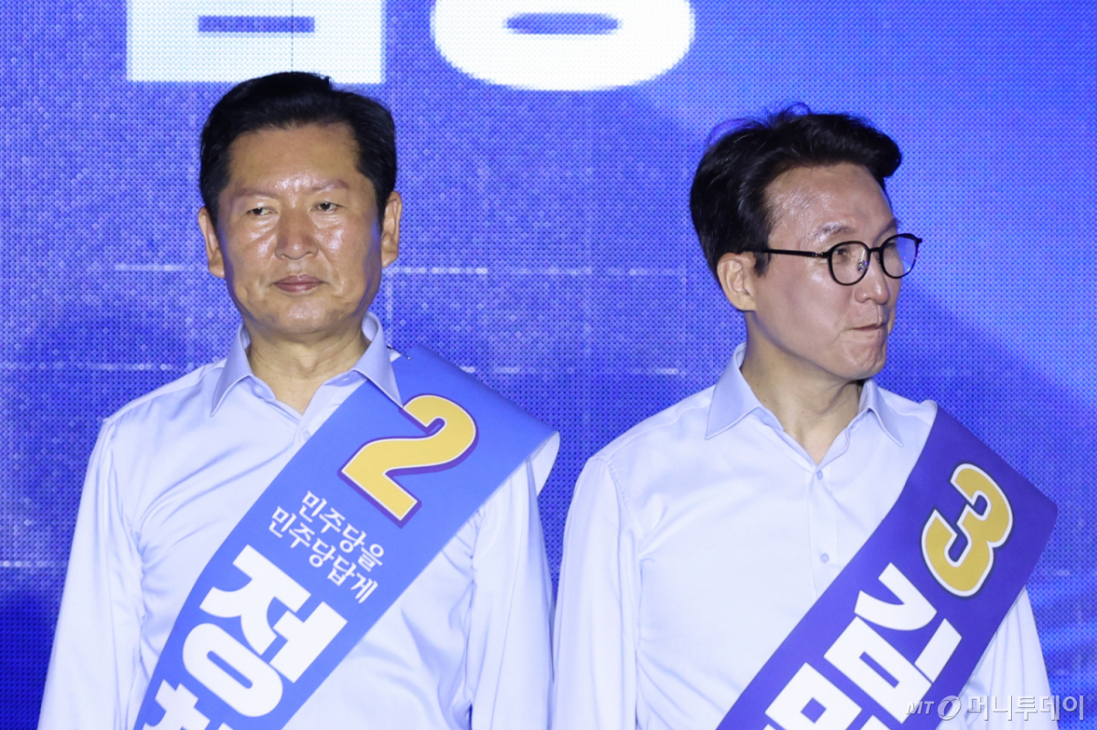 (부산=뉴스1) 신웅수 기자 = 더불어민주당 당권 주자인 정청래(왼쪽), 김민석 의원이 2일 부산 벡스코에서 열린 당대표·최고위원 합동연설회에서 자리하고 있다. 2026.8.2/뉴스1 Copyright © 뉴스1. All rights reserved. 무단 전재 및 재배포, AI학습 이용 금지. /사진=(부산=뉴스1) 신웅수 기자