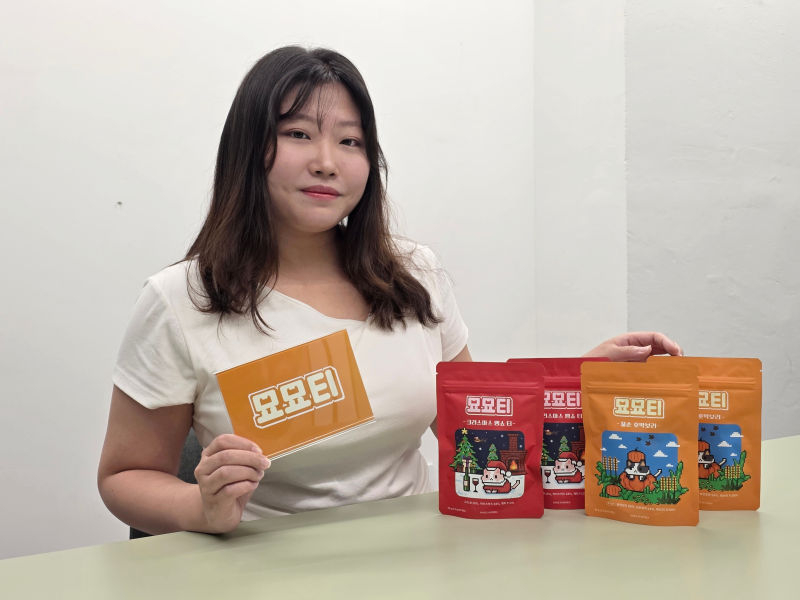 안미미 멜틴토 대표가 묘묘티를 들어 보이고 있다./사진=이민호기자