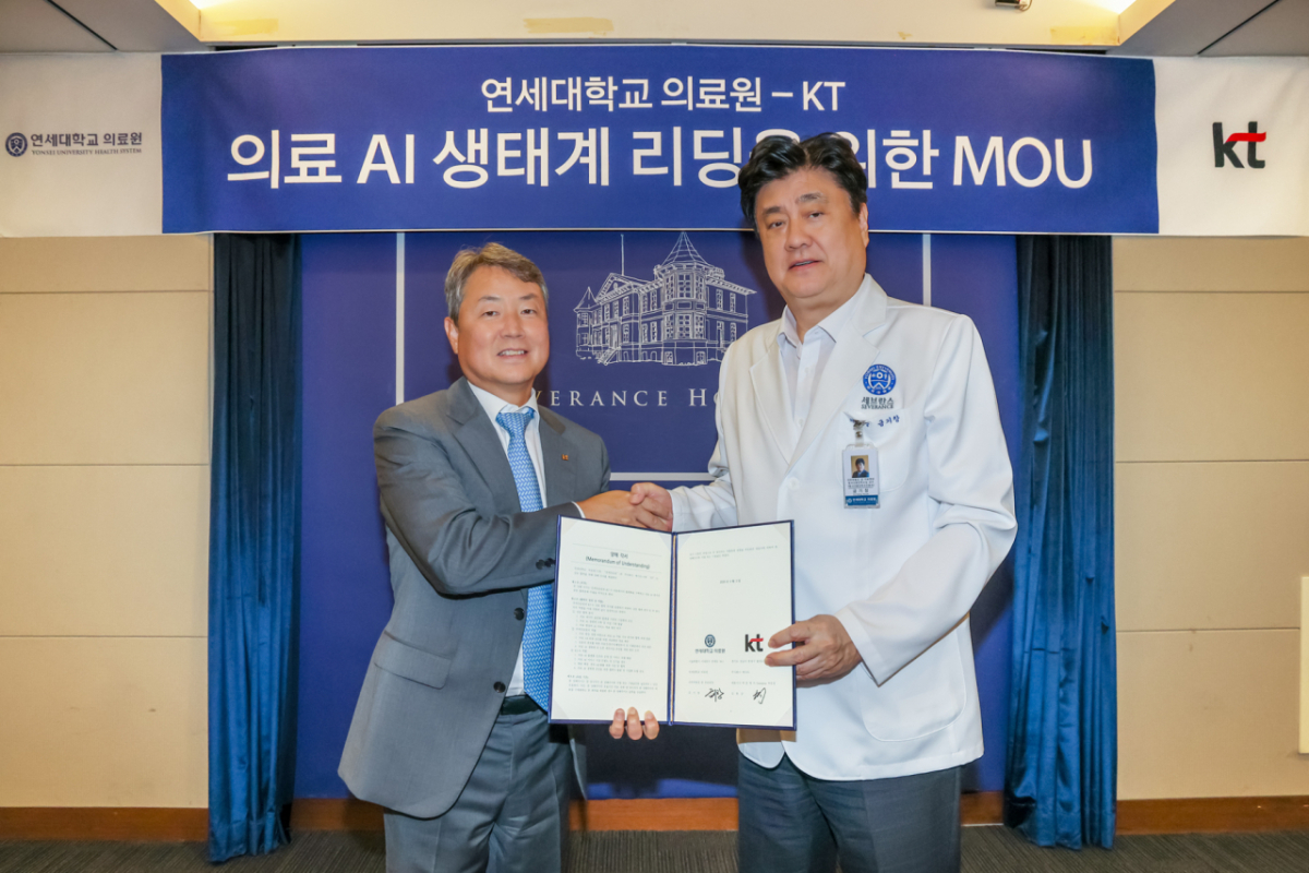 김봉균 KT 엔터프라이즈부문장(부사장·왼쪽)과 금기창 연세의료원장(오른쪽)이 기념 사진을 촬영하는 모습./사진제공=KT