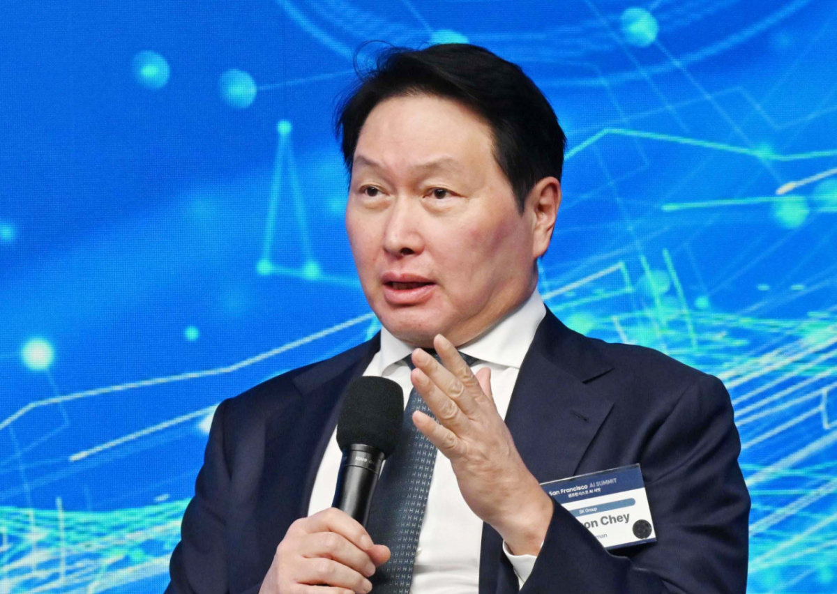 최근 최태원 SK그룹 회장이 SK하이닉스 주식을 장내 매수한 가운데 온라인 커뮤니티를 중심으로 SK하이닉스의 배당 확대와 액면분할 가능성을 담은 이른바 '지라시'가 확산하고 있다. 사진은 최태원 SK그룹 회장. /사진=뉴스1