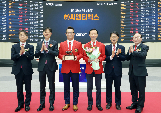 (서울=뉴스1) = 한국거래소 코스닥시장본부는 20일 오전 서울사옥 홍보관에서 씨엠티엑스의 코스닥시장 상장기념식을 개최했다. 사진은 상장 기념식 후 기념 사진 촬영하는 김대영 한국IR협의회 부회장, 민경욱 한국거래소 코스닥시장본부장, 박성훈 (주)씨엠티엑스 대표이사, 박종화 씨엠티엑스 대표이사, 성주완 미래에셋증권 부사장, 강왕락 코스닥협회 부회장의 모습. (한국거래소 제공. 재판매 및 DB 금지) 2025.11.20/뉴스1 Copyright © 뉴스1. All rights reserved. 무단 전재 및 재배포, AI학습 이용 금지. /사진=(서울=뉴스1)