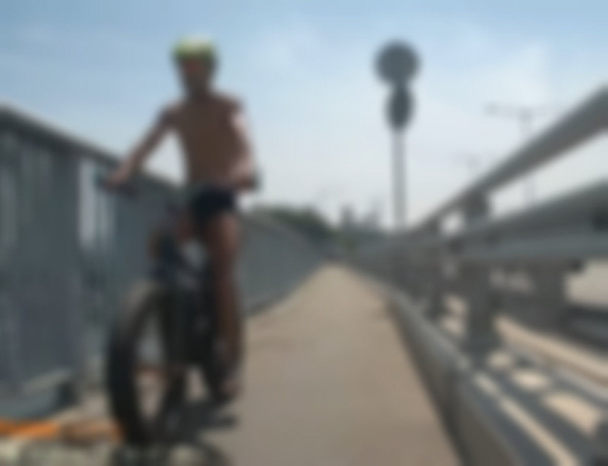 팬티만 입은 채 자전거를 타는 남성 모습이 포착돼 논란이 되고 있다. /사진=유튜브 채널 '드론라이더' 갈무리