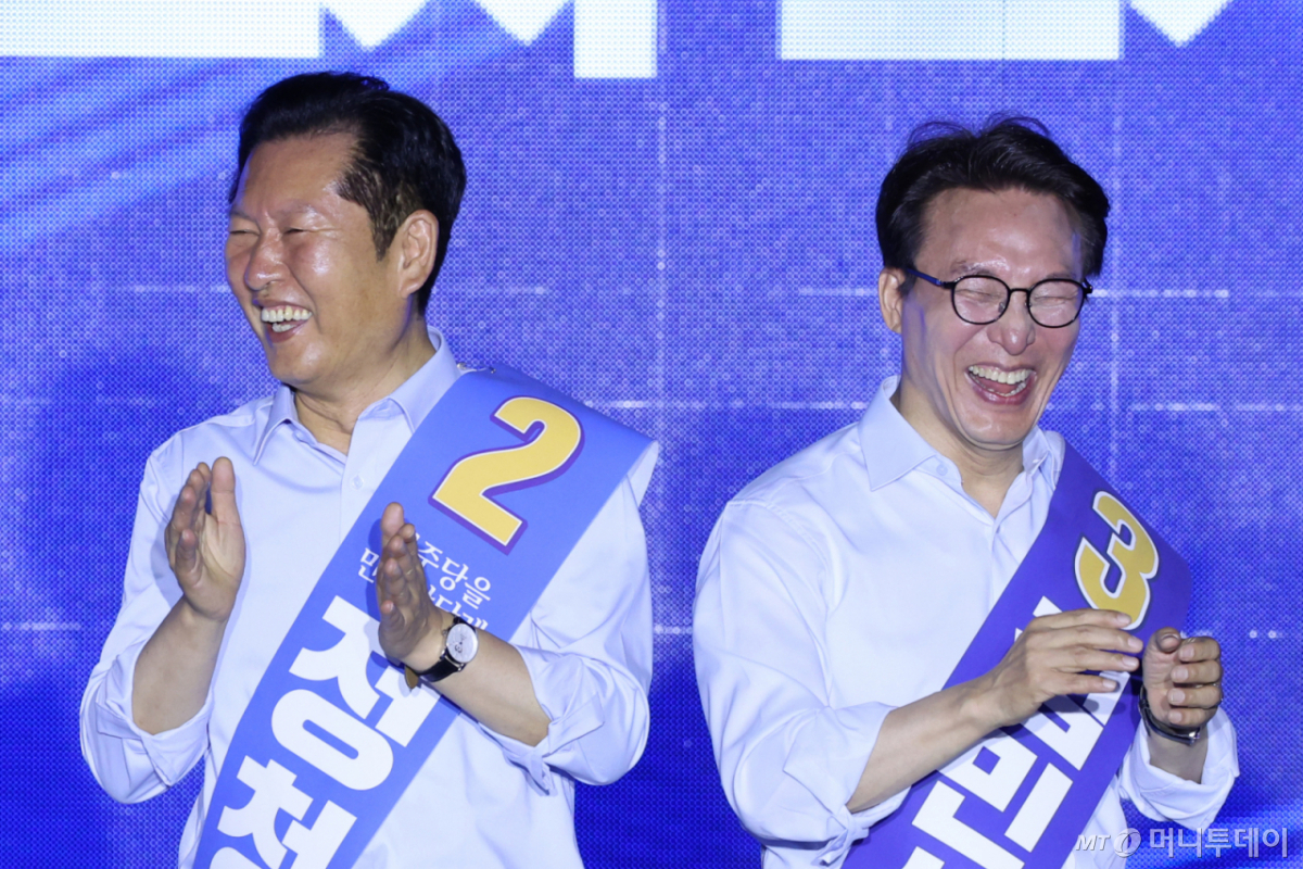 (부산=뉴스1) 신웅수 기자 = 더불어민주당 당권 주자인 정청래(왼쪽), 김민석 의원이 2일 부산 벡스코에서 열린 당대표·최고위원 합동연설회에서 미소짓고 있다. 2026.8.2/뉴스1 Copyright © 뉴스1. All rights reserved. 무단 전재 및 재배포, AI학습 이용 금지. /사진=(부산=뉴스1) 신웅수 기자