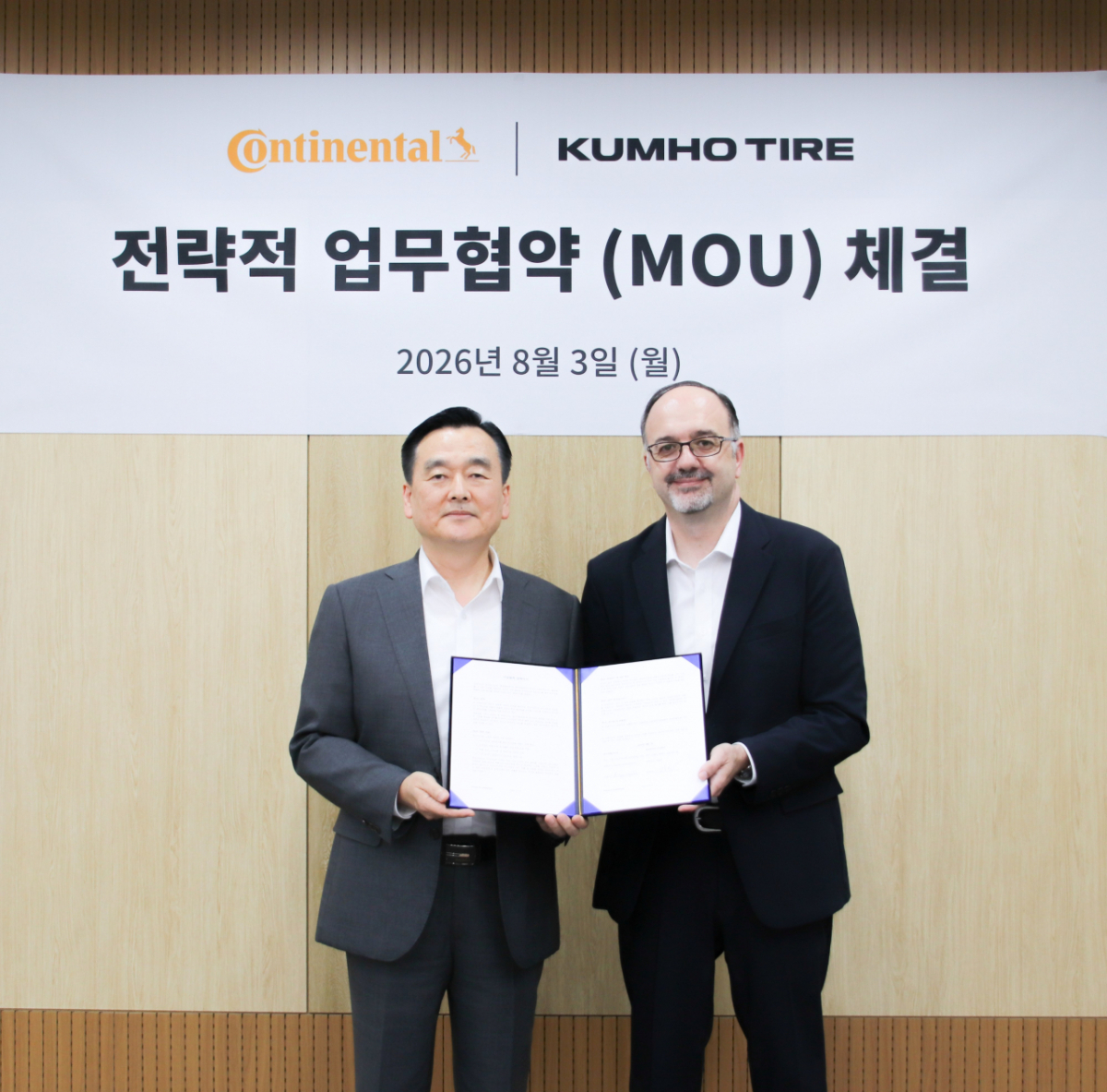 김성 금호타이어 한국영업부문 상무(사진 왼쪽)와 니코 키리아조폴로스 콘티넨탈타이어 코리아 교체타이어 부문 대표가 업무협약을 체결하며 기념 사진 촬영을 하고 있다./사진제공=금호타이어