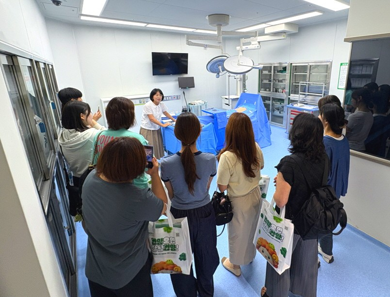 수험생과 학부모들이 의과학계열 시뮬레이션 교육시설을 참관하고 있다./사진제공=건양대
