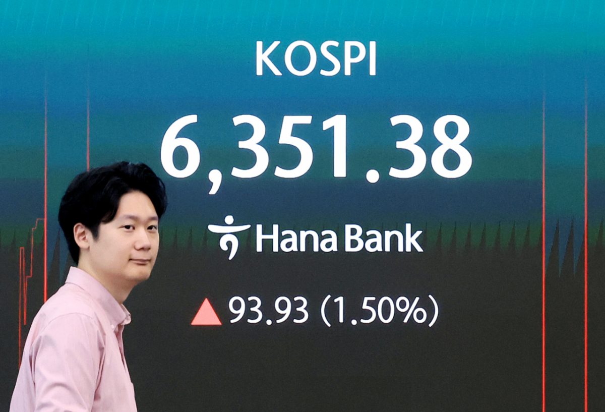 (서울=뉴스1) 이호윤 기자 = 4일 서울 중구 하나은행 본점 딜링룸 전광판에 코스피 등 시황이 표시되고 있다. 이날 코스피는 전 거래일 대비 93.93p(1.50%) 오른 6351.38, 코스닥은 10.84p(1.47%) 상승한 748.19에 개장했다. 2026.8.4/뉴스1 Copyright © 뉴스1. All rights reserved. 무단 전재 및 재배포, AI학습 이용 금지. /사진=(서울=뉴스1) 이호윤 기자