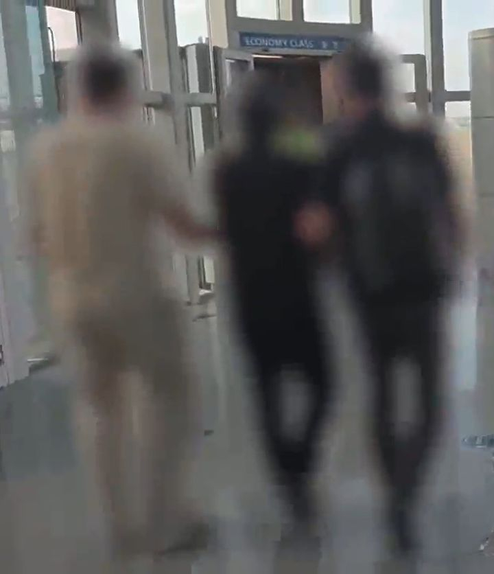 29년 전 중국에서 강도살인 범죄를 저지르고 한국으로 넘어와 불법체류하며 도피하던 중국인이 검거 후 강제 송환되는 모습. /사진=뉴시스