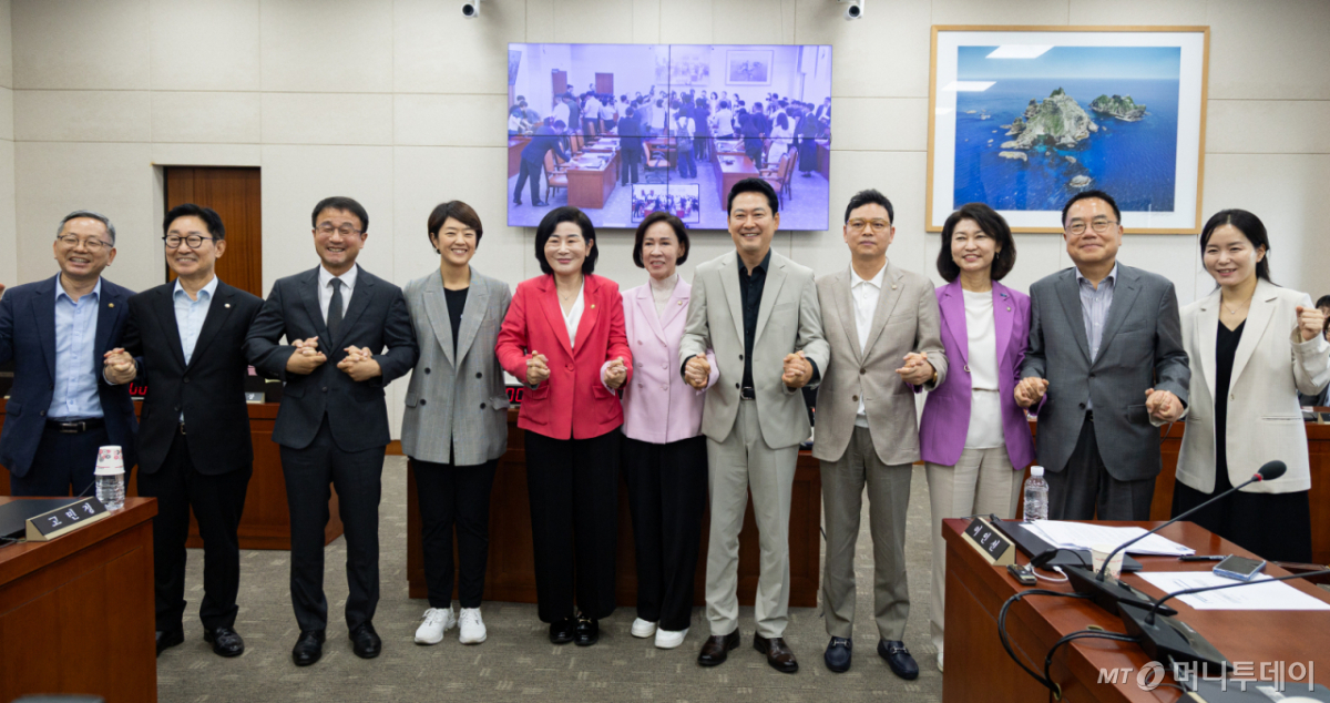 (서울=뉴스1) 유승관 기자 = 4일 서울 여의도 국회에서 열린 제438회 국회(임시회) 교육위원회 제1차 전체회의 산회 후 여야 위원들이 기념 촬영을 하고 있다. 왼쪽부터 더불어민주당 김문수, 박범계 의원, 한병도 민주당 대표 직무대행 겸 원내대표, 고민정 간사, 김희정 위원장, 국민의힘 이인선 간사, 장동혁 대표, 박정훈, 조국혁신당 강경숙, 국민의힘 서범수, 개혁신당 이주영 의원. 2026.8.4/뉴스1 Copyright © 뉴스1. All rights reserved. 무단 전재 및 재배포, AI학습 이용 금지. /사진=(서울=뉴스1) 유승관 기자