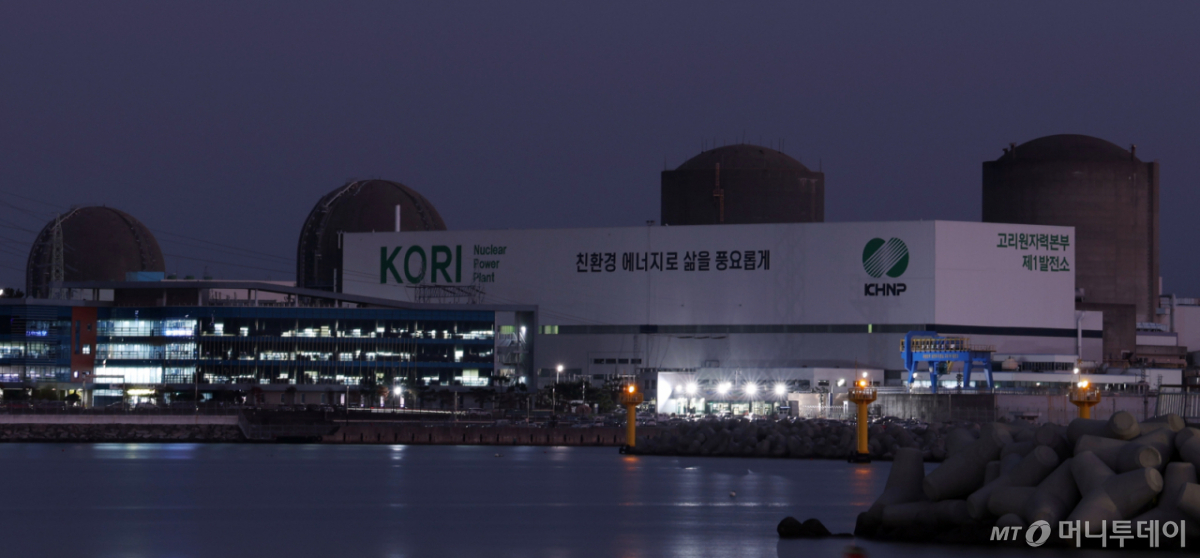 고리원자력발전소 2호기 계속운전 허가가 승인된 지난해 11월 부산 기장군의 한 마을에서 바라본 고리원전 2호기(오른쪽 두번째)와 영구 정지 8년 만에 해체가 결정된 고리원전 1호기(맨 오른쪽) 모습. /사진=뉴시스