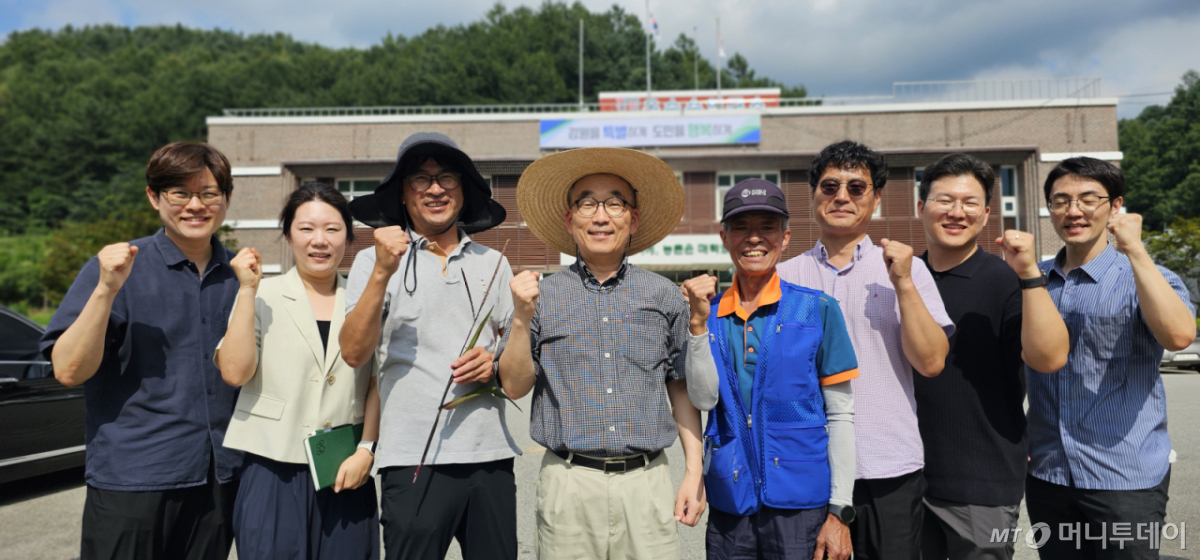 류시환 소장(왼쪽에서 4번째) 등 옥수수연구소 관계자들이 세계 최고의 옥수수 품종개발을 다짐하며 화이팅을 외치고 있다./사진=정혁수 기자 /사진=정혁수