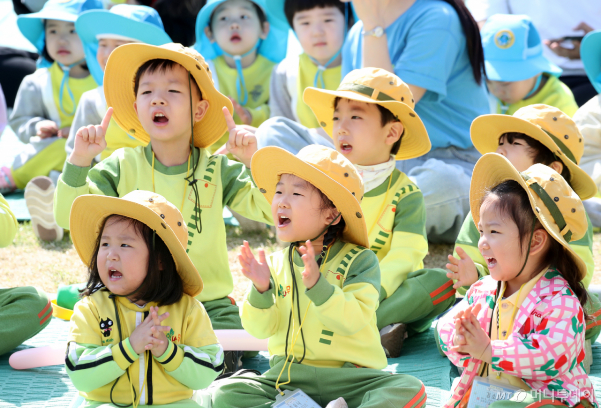 (대구=뉴스1) 공정식 기자 = 15일 대구 서구 이현공원 잔디광장에서 열린 '숲속음악소풍'을 찾은 서구 관내 어린이집·유치원 어린이들이 신나는 음악과 함께 공연을 관람하며 즐거운 시간을 보내고 있다. 2026.4.15/뉴스1 Copyright © 뉴스1. All rights reserved. 무단 전재 및 재배포, AI학습 이용 금지. /사진=(대구=뉴스1) 공정식 기자