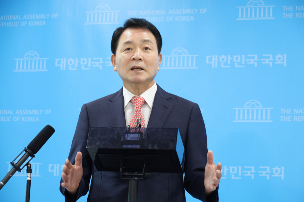 (서울=뉴스1) 신웅수 기자 = 성일종 국민의힘 의원이 4일 서울 여의도 국회 소통관에서 1군단 무인기 오인 소동 관련 추가 사실 공개 기자회견을 하고 있다. 2026.8.4/뉴스1 Copyright © 뉴스1. All rights reserved. 무단 전재 및 재배포, AI학습 이용 금지. /사진=(서울=뉴스1) 신웅수 기자