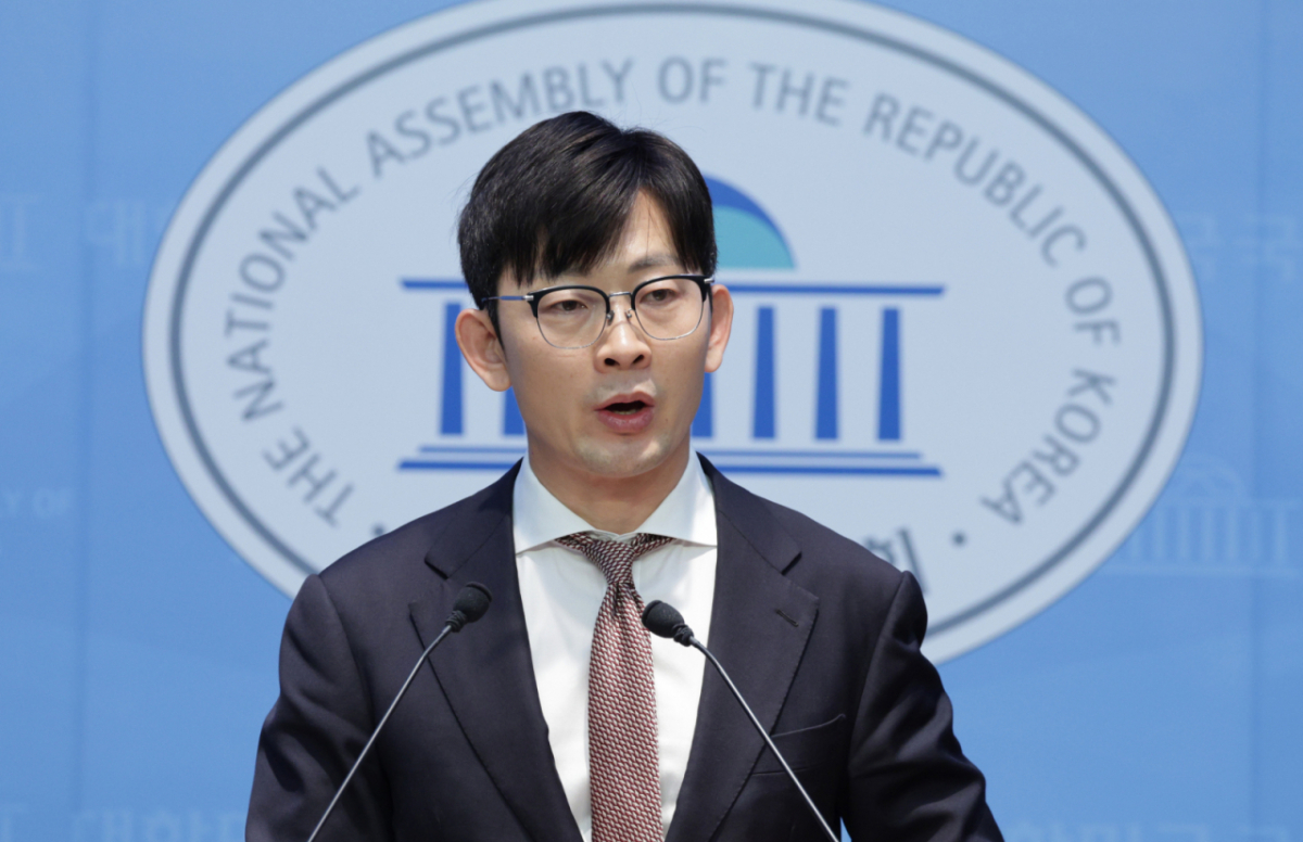 (서울=뉴스1) 신웅수 기자 = 과학기술정보방송통신위원회 소속 박충권 국민의힘 의원이 22일 서울 여의도 국회 소통관에서 더불어민주당의 쿠팡 연석 청문회 추진 관련 기자회견을 하고 있다. 민주당은 오는 30~31일 쿠팡 사태와 관련해 관련 상임위 연석 청문회를 추진한다. 2025.12.22/뉴스1 Copyright © 뉴스1. All rights reserved. 무단 전재 및 재배포, AI학습 이용 금지. /사진=(서울=뉴스1) 신웅수 기자