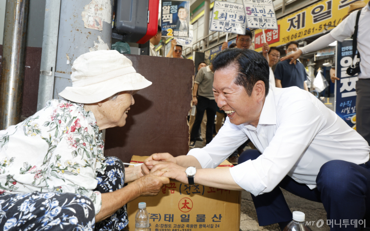 (광주=뉴스1) 김태성 기자 = 정청래 더불어민주당 대표 후보가 4일 전남광주통합특별시 북구 말바우시장을 방문해 상인들과 인사를 나누고 있다. 2026.8.4/뉴스1 Copyright © 뉴스1. All rights reserved. 무단 전재 및 재배포, AI학습 이용 금지. /사진=(광주=뉴스1) 김태성 기자