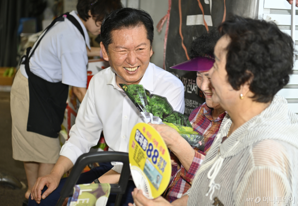 [전남광주=뉴시스] 박기웅 기자 = 정청래 더불어민주당 당대표 후보가 4일 전남광주 북구 말바우시장을 찾아 상인들과 인사를 나누고 있다. 2026.08.04. pboxer@newsis.com /사진=박기웅