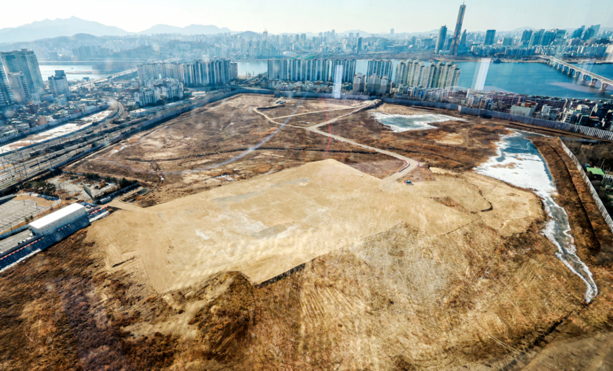 (서울=뉴스1) 이호윤 기자 = 정부가 29일 서울 용산과 경기 과천 등 수도권 핵심 입지의 국·공유지를 활용해 2030년까지 6만가구 규모의 주택을 공급한다고 발표했다. 가장 많은 물량으로는 용산이며 용산국제업무지구를 중심으로 캠프킴 등 주변 부지를 포함해 1만가구 이상을 공급할 계획이다. 이어 경기 과천 경마장과 방첩사 부지, 노원구 태릉CC 부지 등에 주택을 공급한다. 사진은 이날 서울 용산구 용산국제업무지구의 모습. 2026.1.29/뉴스1 Copyright © 뉴스1. All rights reserved. 무단 전재 및 재배포, AI학습 이용 금지. /사진=(서울=뉴스1) 이호윤 기자