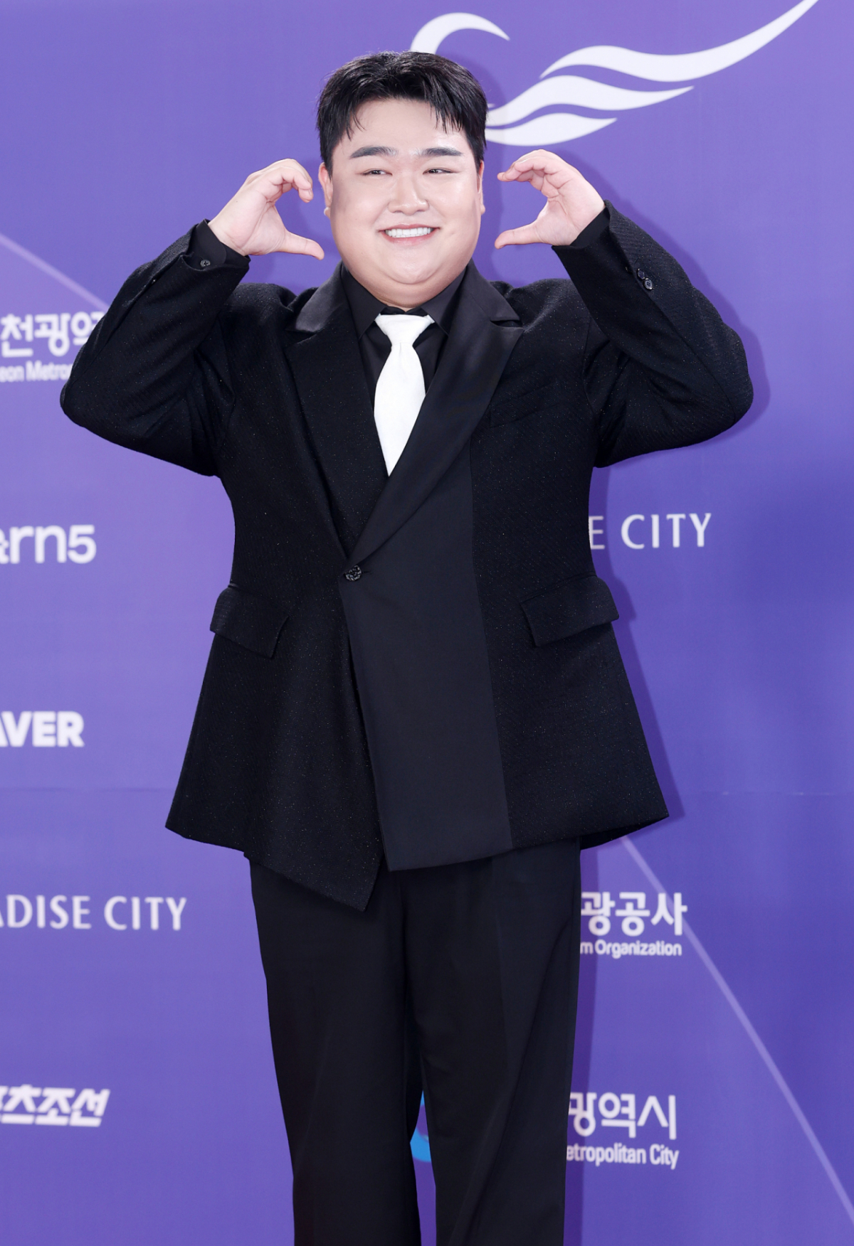 배우 김규원이 31일 인천 영종구 파라다이스시티에서 진행된 제5회 청룡시리즈어워즈 레드카펫에 참석해 포즈를 취하고 있다. /2026.07.31 /사진=김휘선 hwijpg@