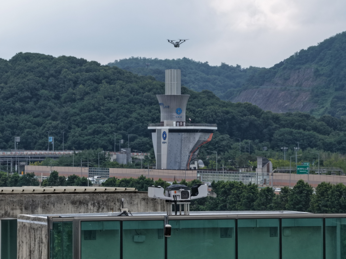 안양천을 날고 있는 드론./사진제공=안양시