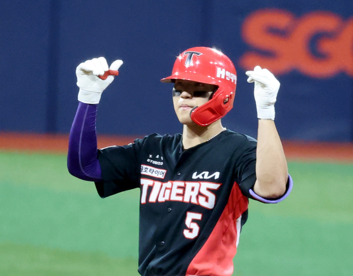 기아 3번타자 김도영이 24 고척스카이돔에서 열린 2026KBO리그 키움히어로즈와 KIA타이거즈 경기 1회초 무사 1,3루에서 2타점 2루타로 출루하고 있다. 안우진은 1회초 3실점했다. 2026.06.24. 기아 3번타자 김도영이 24 고척스카이돔에서 열린 2026KBO리그 키움히어로즈와 KIA타이거즈 경기 1회초 무사 1,3루에서 2타점 2루타로 출루하고 있다. 안우진은 1회초 3실점했다. 2026.06.24. /사진=강영조 cameratalks@