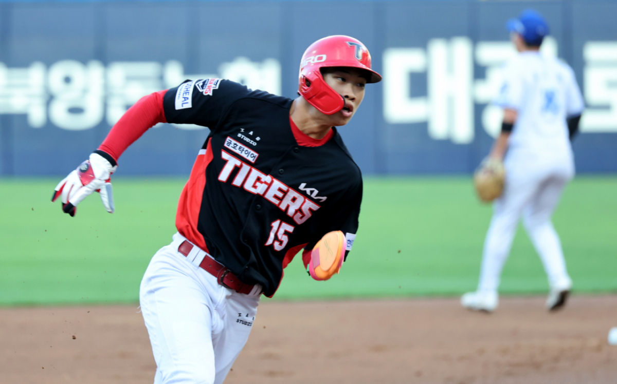 기아 1번타자 박재현이 29일 대구삼성라이온즈파크에서 열린 2026KBO리그 삼성라이온즈와 기아타이거즈 경기 1회초 박상준 안타에 득점하고 있다. 2026.07.29. /사진=강영조 cameratalks@