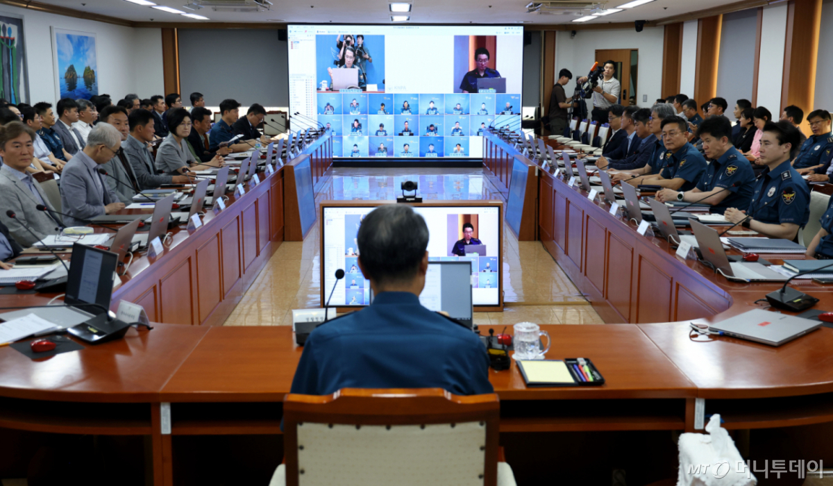 (서울=뉴스1) 이광호 기자 = 유재성 경찰청장 직무대행이 4일 오후 서울 서대문구 경찰청에서 열린 전국 경찰 지휘부 화상회의를 주재하고 있다. 이번 회의는 지난달 31일 국회 본회의를 통과한 형사소송법 개정안과 관련해 국무회의 후 주요 개정 사항을 공유하기 위해 마련됐다. 2026.8.4/뉴스1 Copyright © 뉴스1. All rights reserved. 무단 전재 및 재배포, AI학습 이용 금지. /사진=(서울=뉴스1) 이광호 기자