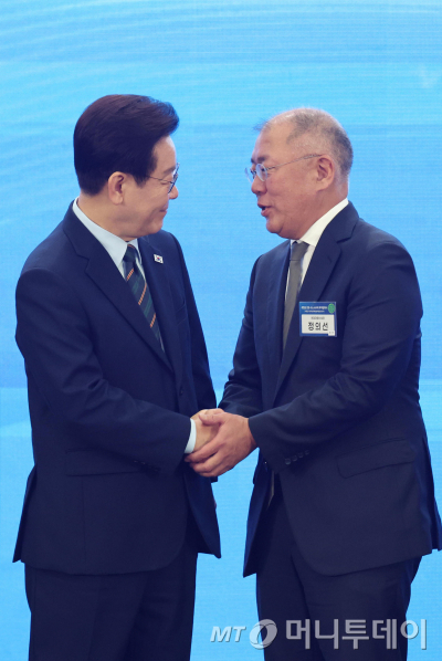 (군산=뉴스1) 이재명 기자 = 이재명 대통령과 정의선 현대자동차 회장이 27일 전북 군산시 새만금 컨벤션센터에서 열린 새만금 로봇·수소·AI 시티 투자협약식에서 악수를 하고 있다. 2026.2.27/뉴스1 Copyright © 뉴스1. All rights reserved. 무단 전재 및 재배포, AI학습 이용 금지. /사진=(군산=뉴스1) 이재명 기자